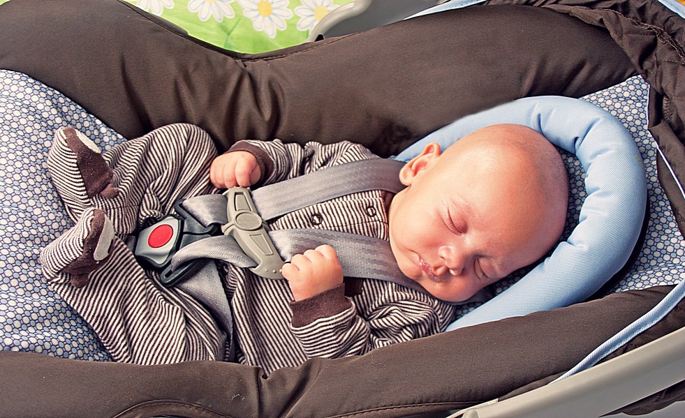 Ключевые вопросы, как перевозить новорожденного в машине - можно ли это делать, важные правила перевозки
