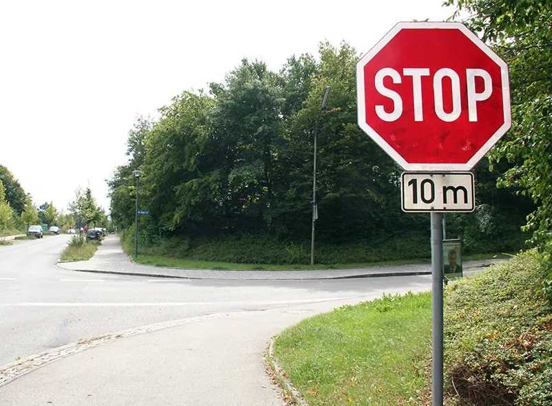 Как правильно трактовать знак «Движение без остановки запрещено», проезд и остановка под знаком