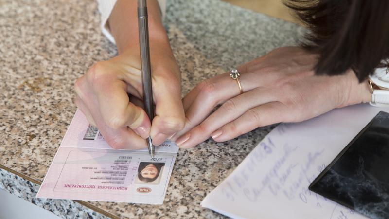 Действительны ли водительские права при смене фамилии после замужества по законам России